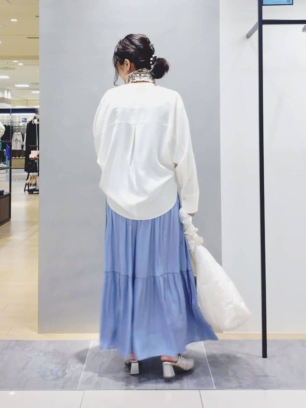 TOMOMIさんの「INDIVI｜【洗える／丈調整可能】ギャザーフレアスカート」を使ったコーディネート