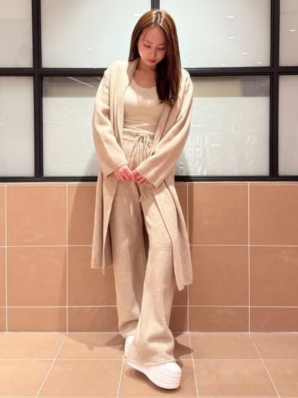 MIRINAさんの「ESPERANZA｜【EC先行販売】きゅんフィット厚底フラットキルティングスタッズスニーカー」を使ったコーディネート