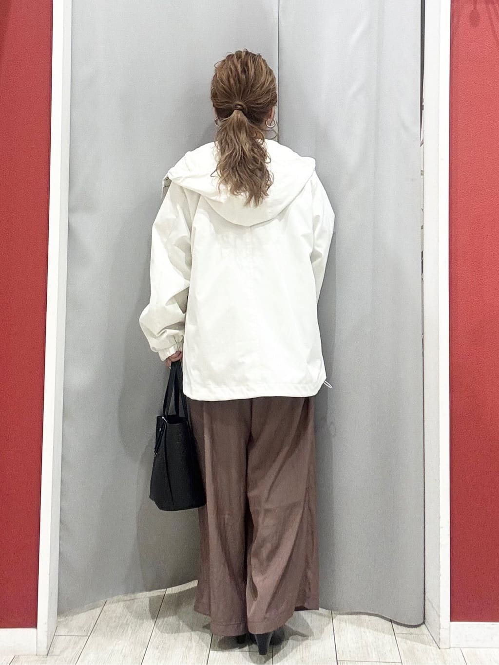 shioさんの「SHOO･LA･RUE｜【体型カバー/2点セット】ポンチョ風 スエードライクトップス+ロンT」を使ったコーディネート