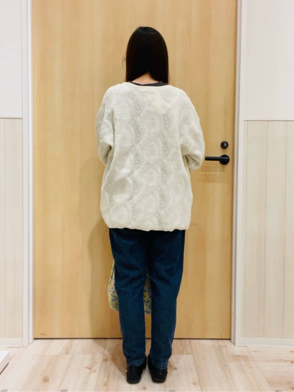 minamiさんの「SHOO･LA･RUE｜【洗濯機可/S-LL】幾何柄風デザインがアクセント ゆるVネックカーディガン」を使ったコーディネート