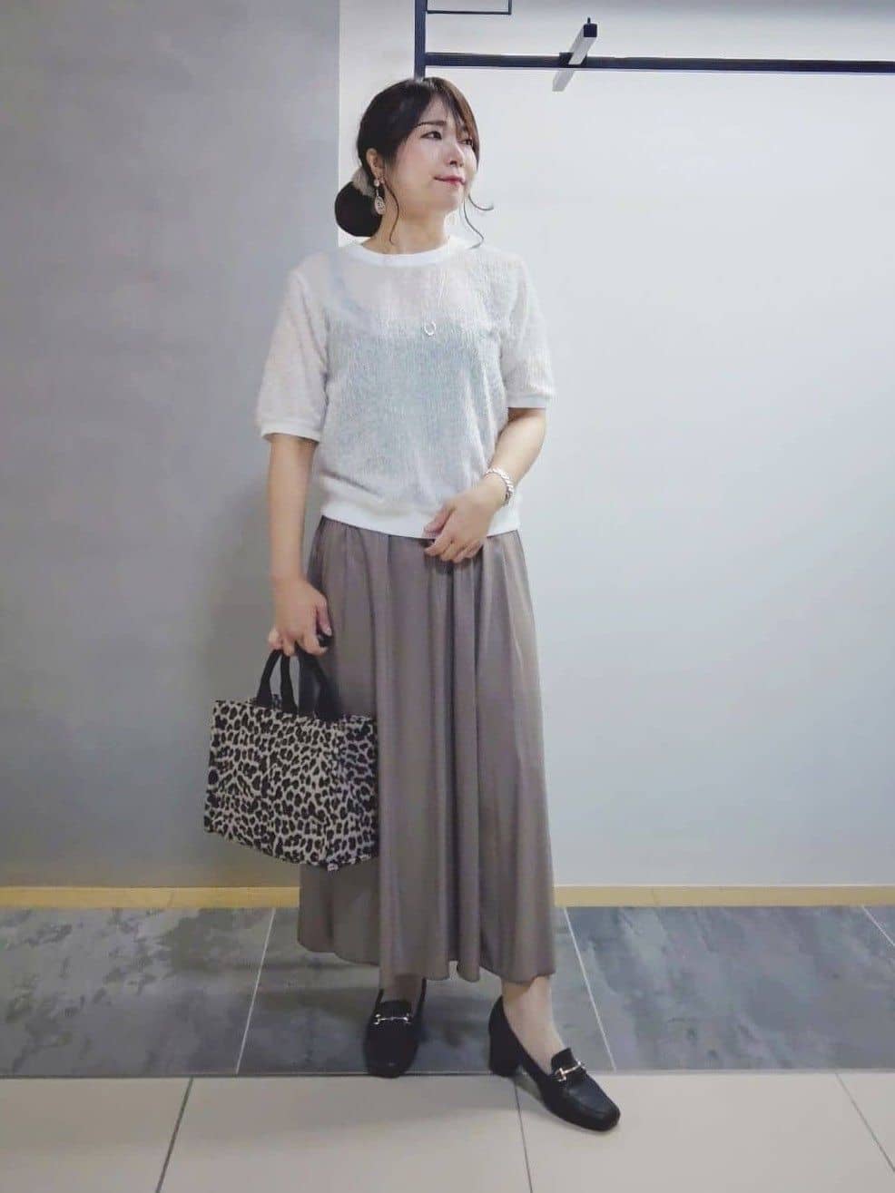 TOMOMIさんの「INDIVI｜レザー調ギャザースカート」を使ったコーディネート