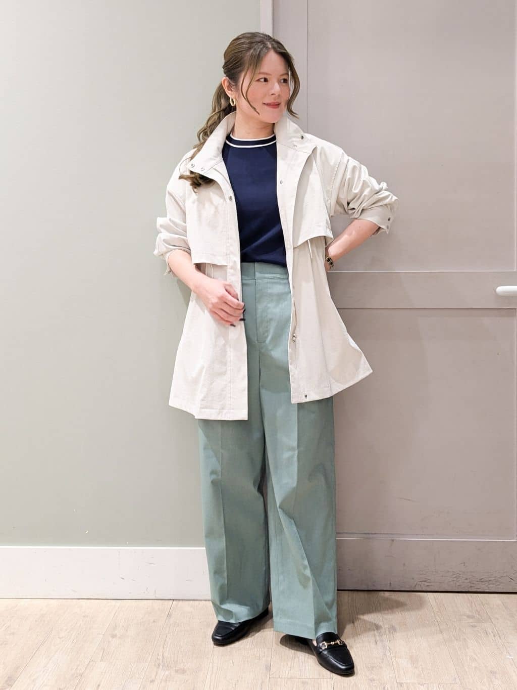 kuwawaさんの「grove｜【撥水／シルエット2WAY】羽織るだけでサマになる、スタンドネックテントラインコート」を使ったコーディネート