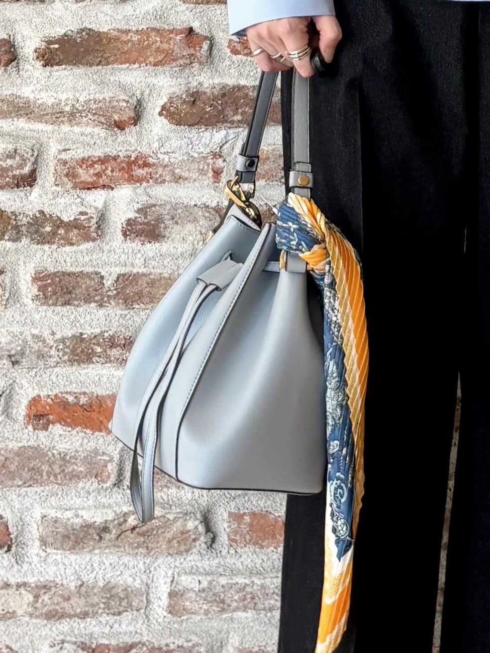 しばさんの「THE SHOP TK｜【2点セット】レイヤードスタイルでこなれ見え ニットベスト＆シャツ」を使ったコーディネート
