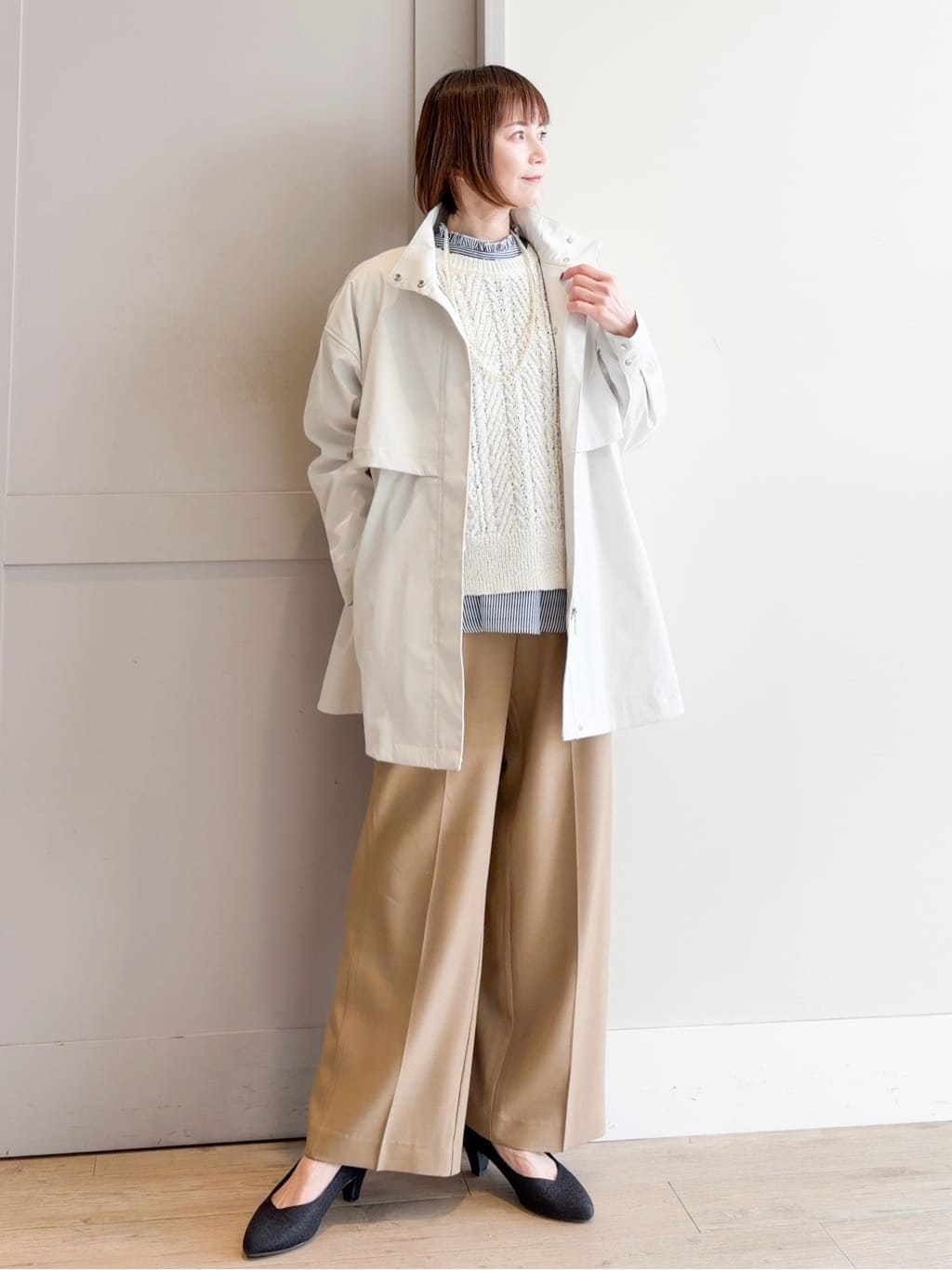 yamakoさんの「grove｜【撥水／シルエット2WAY】羽織るだけでサマになる、スタンドネックテントラインコート」を使ったコーディネート