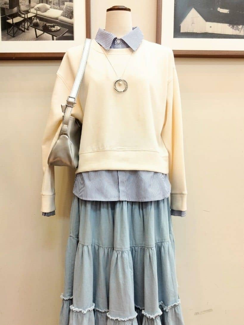 うっちーさんの「SHOO･LA･RUE｜【ライトオンスデニム/S-LL】女性らしさをプラスする ティアードデニムロングスカート」を使ったコーディネート