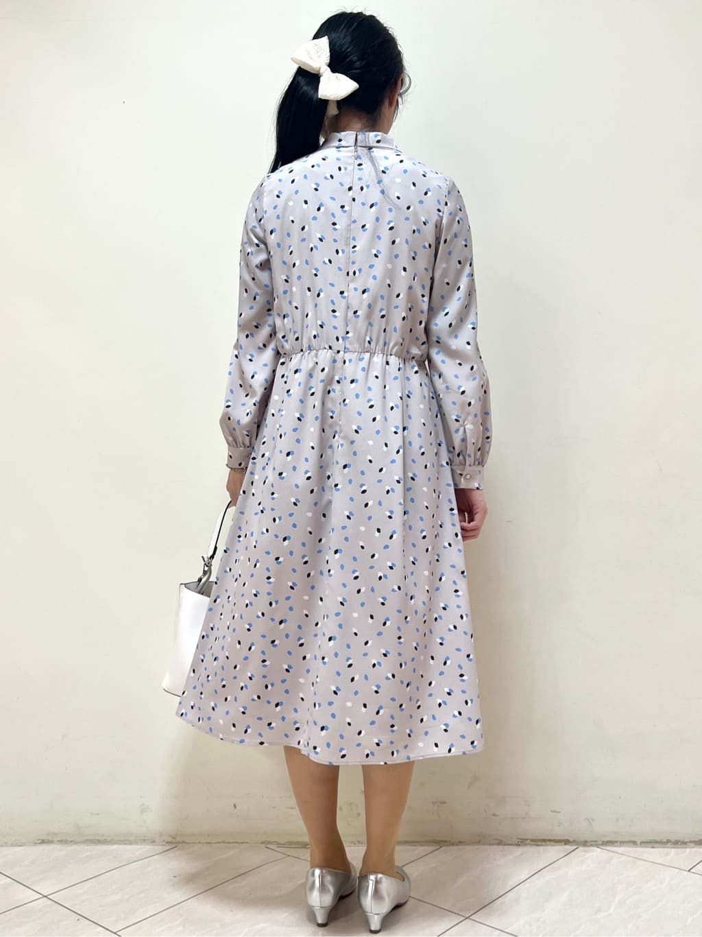 yanaさんの「Reflect｜【セレモニー／通勤／おでかけに◎】フラワープリントボウタイワンピース」を使ったコーディネート