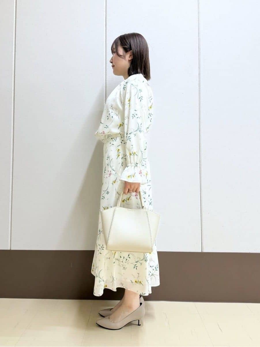 Rikoさんの「INDIVI｜【SETUP可能】モダンフラワー柄キャンディスリーブブラウス」を使ったコーディネート
