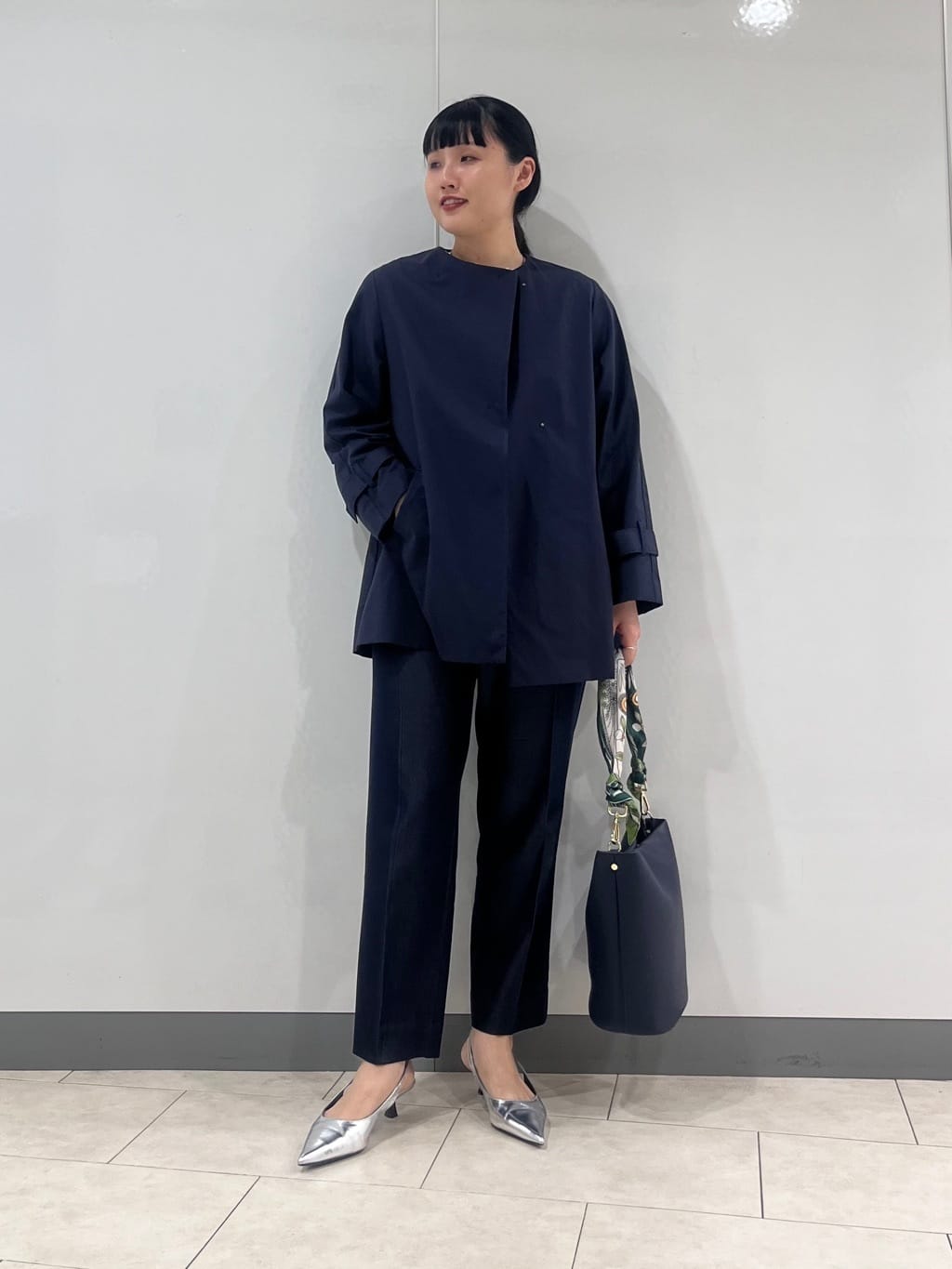 hasuさんの「INDIVI｜【撥水/軽量】ミドル丈 ミニマルトレンチコート」を使ったコーディネート