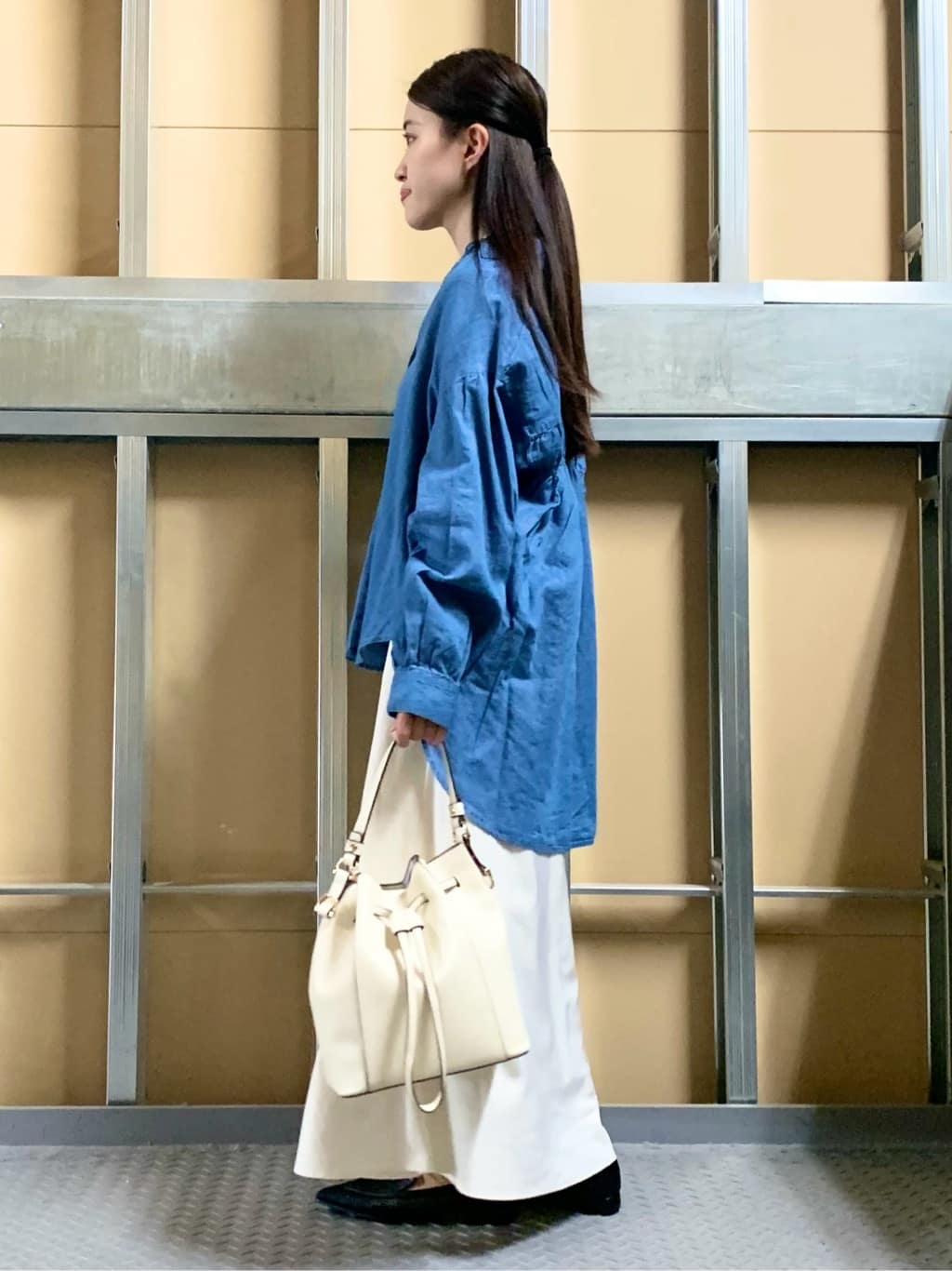 sahoさんの「THE SHOP TK｜【後ろ姿もサマになる】バックシャーリングシャツ」を使ったコーディネート