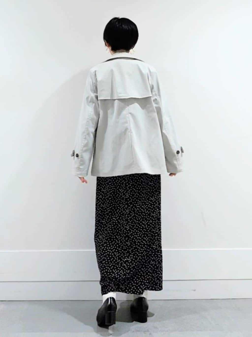 ミズタさんの「UNTITLED｜【定番人気/はっ水/洗える】タスランショートトレンチコート」を使ったコーディネート