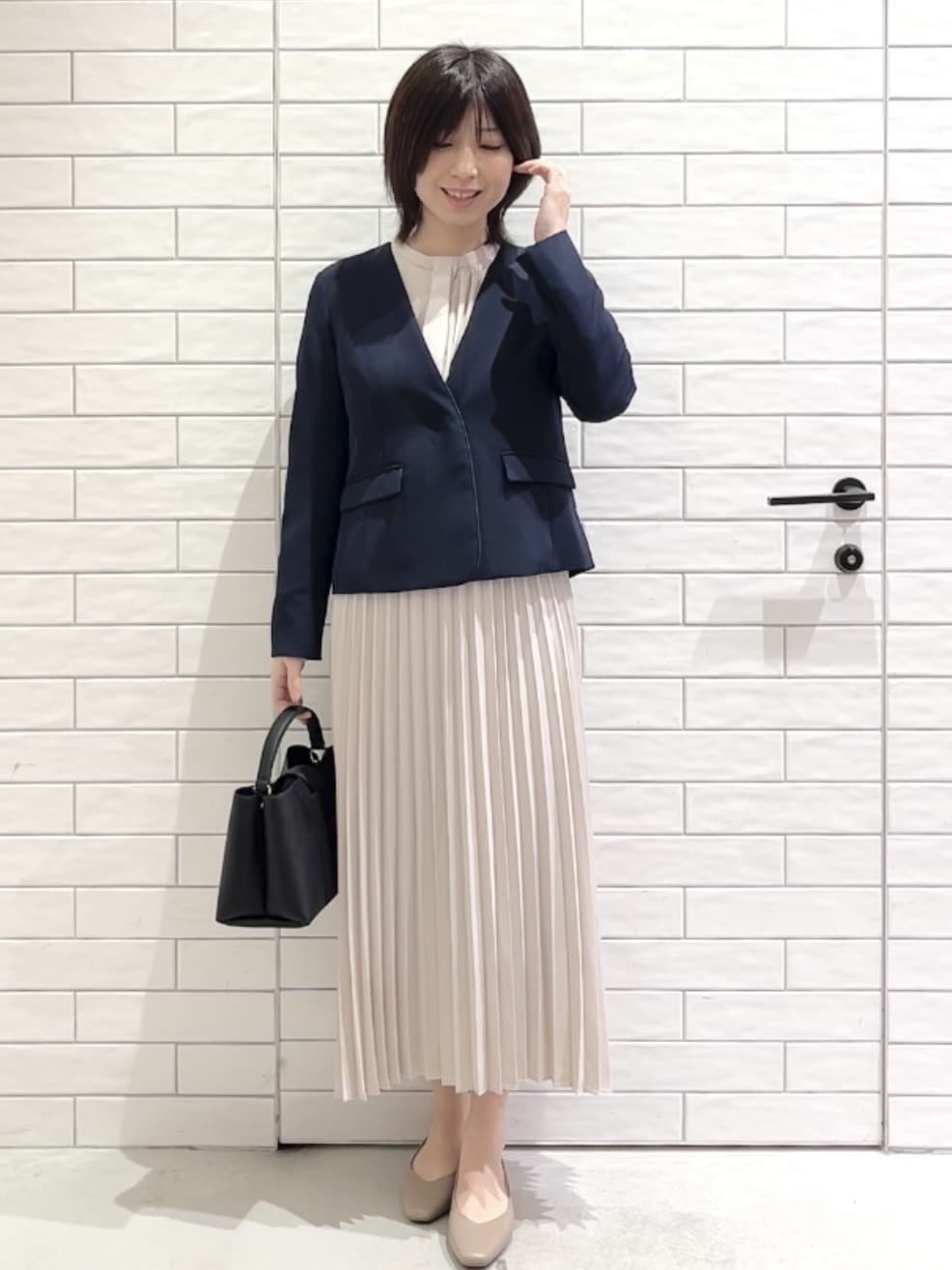 しおりさんの「OPAQUE.CLIP｜《通勤／セットアップ対応》 パイピングVネックジャケット【洗濯機OK】」を使ったコーディネート