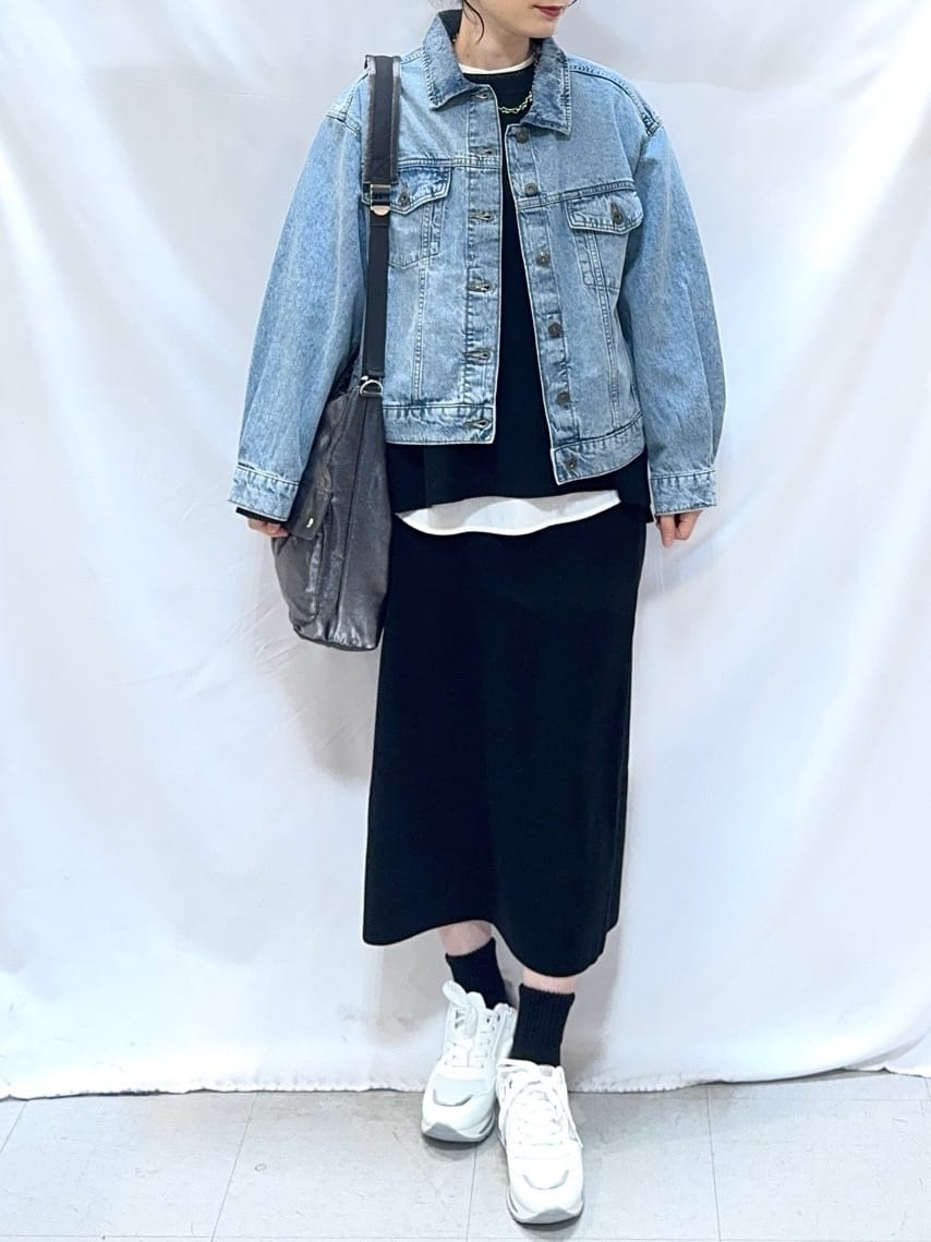 𝐇𝐢𝐫𝐨𝐦𝐢さんの「SHOO･LA･RUE｜【SHOO・LA・RUE DENIM】羽織るだけでこなれる　オーバーサイズデニムジャケット」を使ったコーディネート