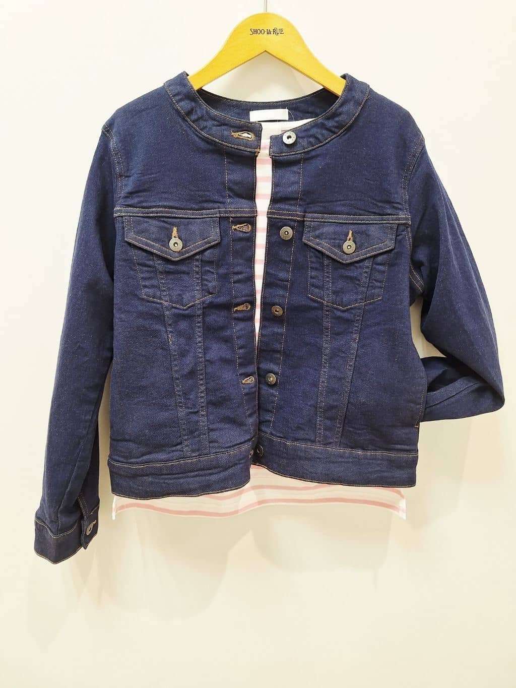 MOMOさんの「SHOO･LA･RUE｜【SHOO・LA・RUE DENIM/S-LL/高レビュー】大人のための ノーカラーデニムジャケット」を使ったコーディネート