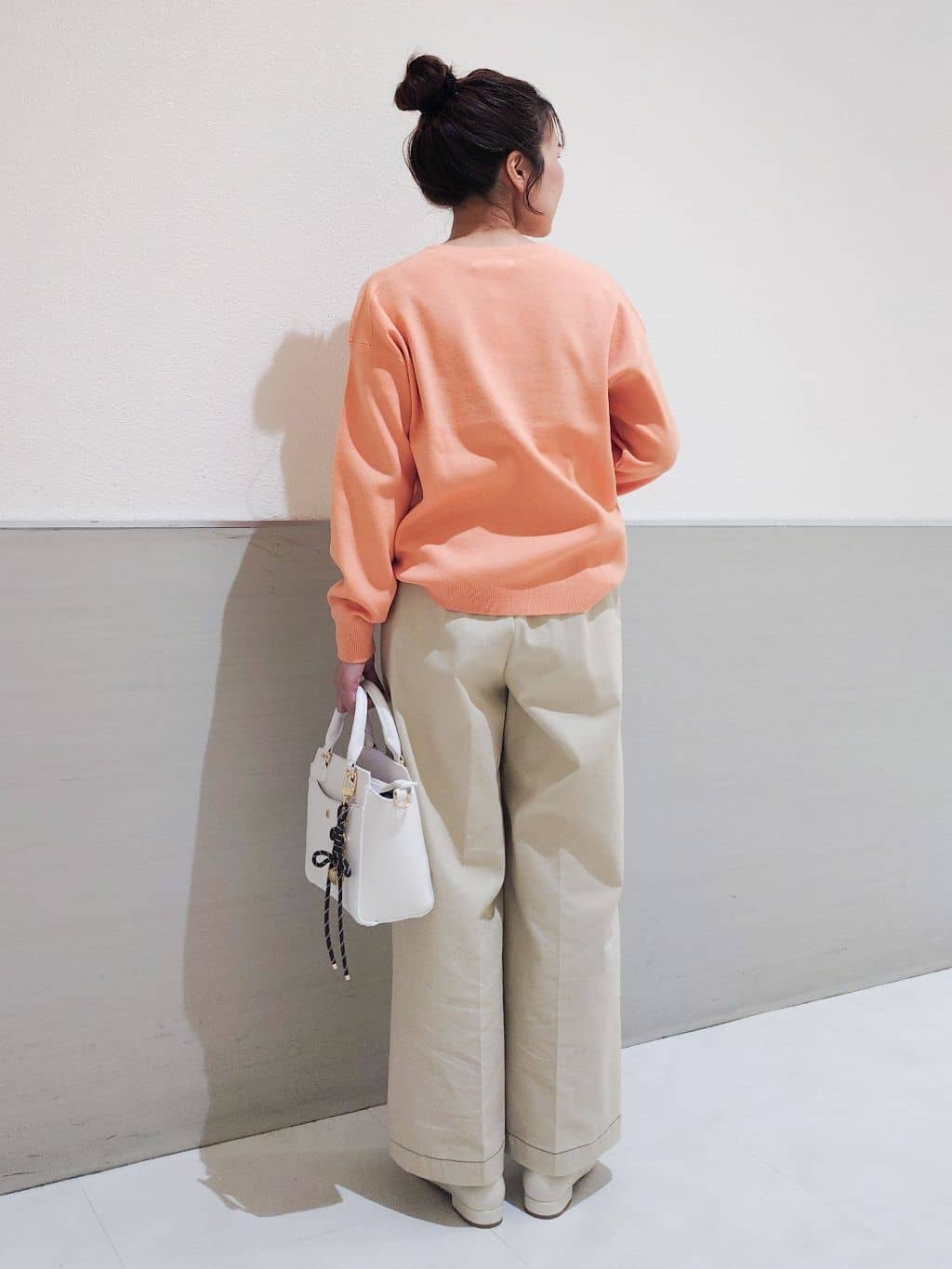 maruさんの「THE SHOP TK｜【S-XLサイズ/上品見えが叶う】Vネックニット/洗濯機OK」を使ったコーディネート