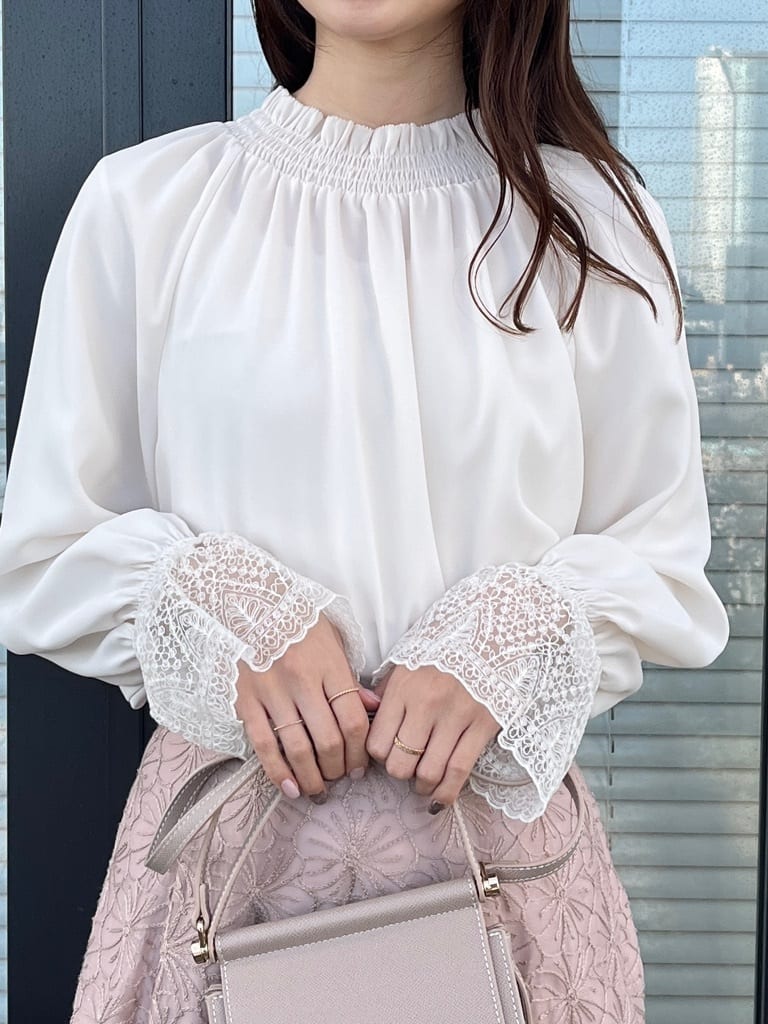 はばさんの「Couture brooch｜【通勤・着映え】レースカフス ピコシャーリング バックリボンブラウス」を使ったコーディネート
