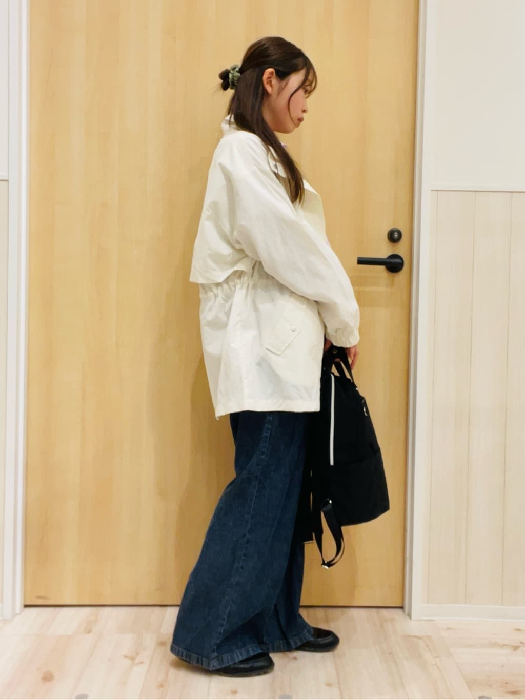 minamiさんの「SHOO･LA･RUE｜【防花粉/S-LL】ウエストマークですっきり見え　軽やかスタンドブルゾン」を使ったコーディネート