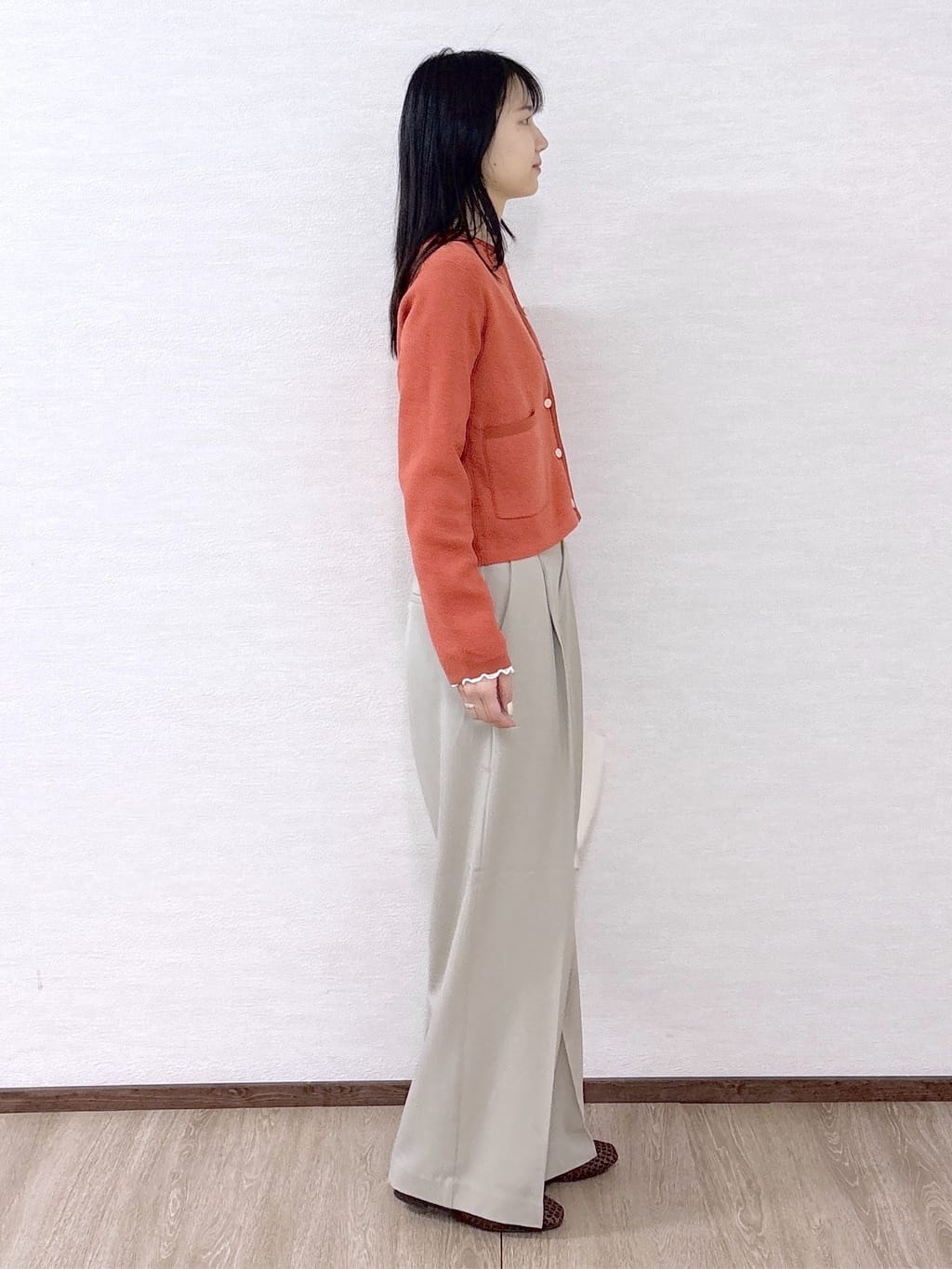 sachikoさんの「OPAQUE.CLIP｜ブークレ金ボタンニットカーディガン【洗濯機OK】」を使ったコーディネート