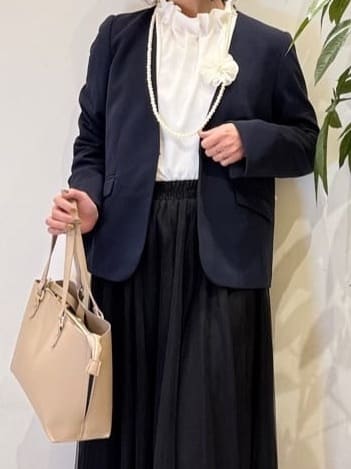 misakiさんの「SHOO･LA･RUE｜【洗濯機可/セットアップ可/S-3L】きちんと楽に。カットジョーゼットノーカラージャケット」を使ったコーディネート