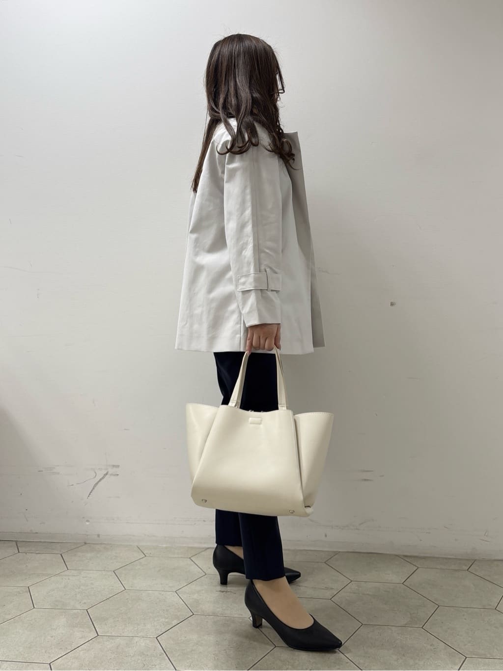 kahoさんの「INDIVI｜【撥水/軽量】ミドル丈 ミニマルトレンチコート」を使ったコーディネート