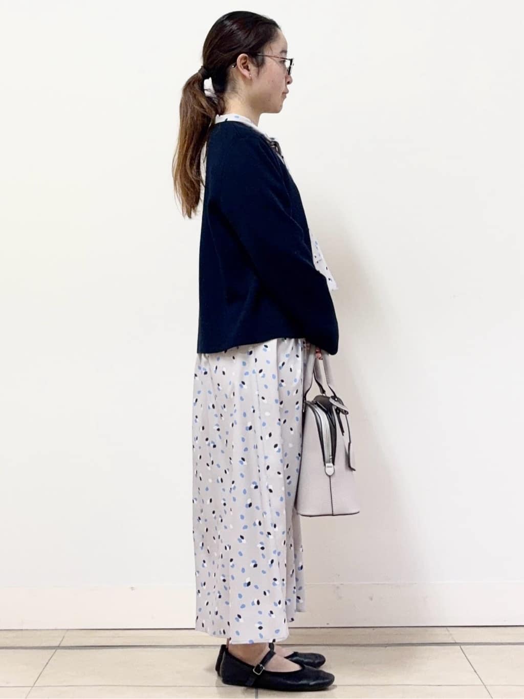 tomominさんの「Reflect｜【セレモニー／通勤／おでかけに◎】フラワープリントボウタイワンピース」を使ったコーディネート