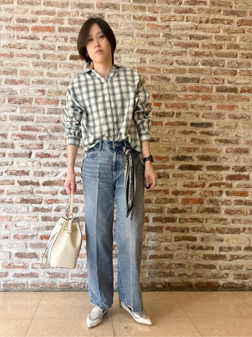 しばさんの「THE SHOP TK｜【後ろ姿もサマになる】バックシャーリングシャツ」を使ったコーディネート