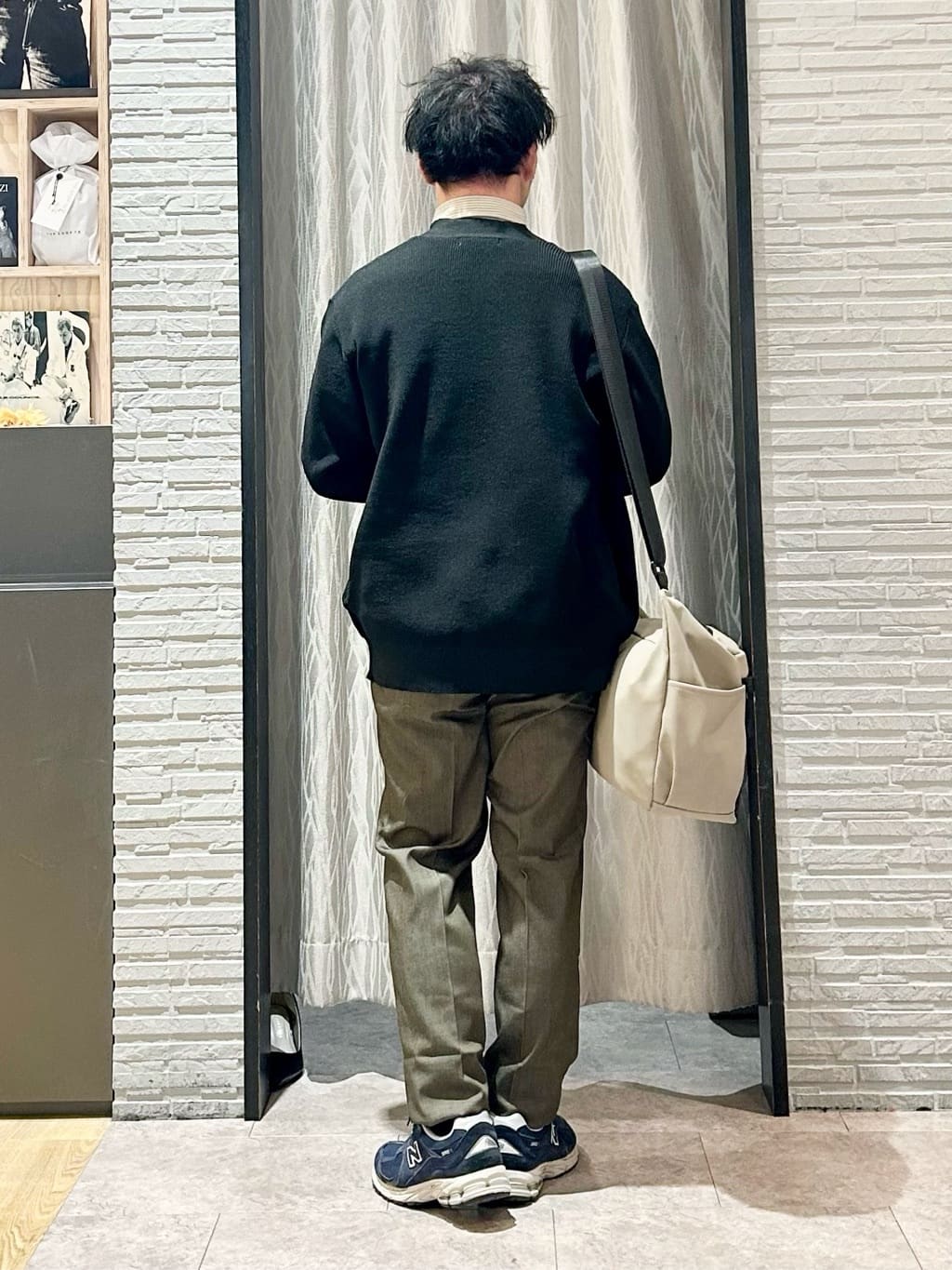 KENJI Iさんの「THE SHOP TK｜【季節の変わり目に最適】ニットカーディガン ドライタッチ／軽量」を使ったコーディネート