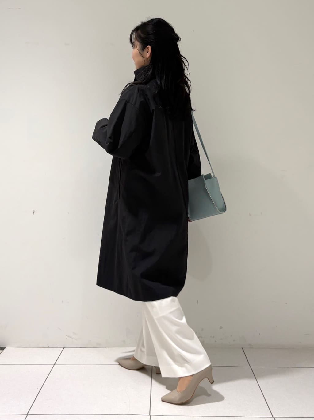 momokoさんの「INDIVI｜【撥水／軽量】ミニマル スタンドカラーコート」を使ったコーディネート