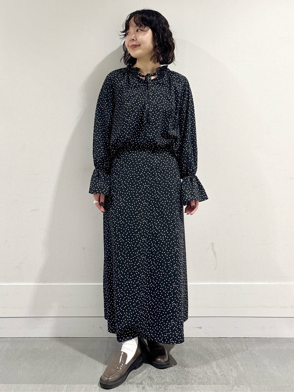 モエカさんの「UNTITLED｜【セットアップ可/後ろウエストゴム】ランダムドットスカート」を使ったコーディネート