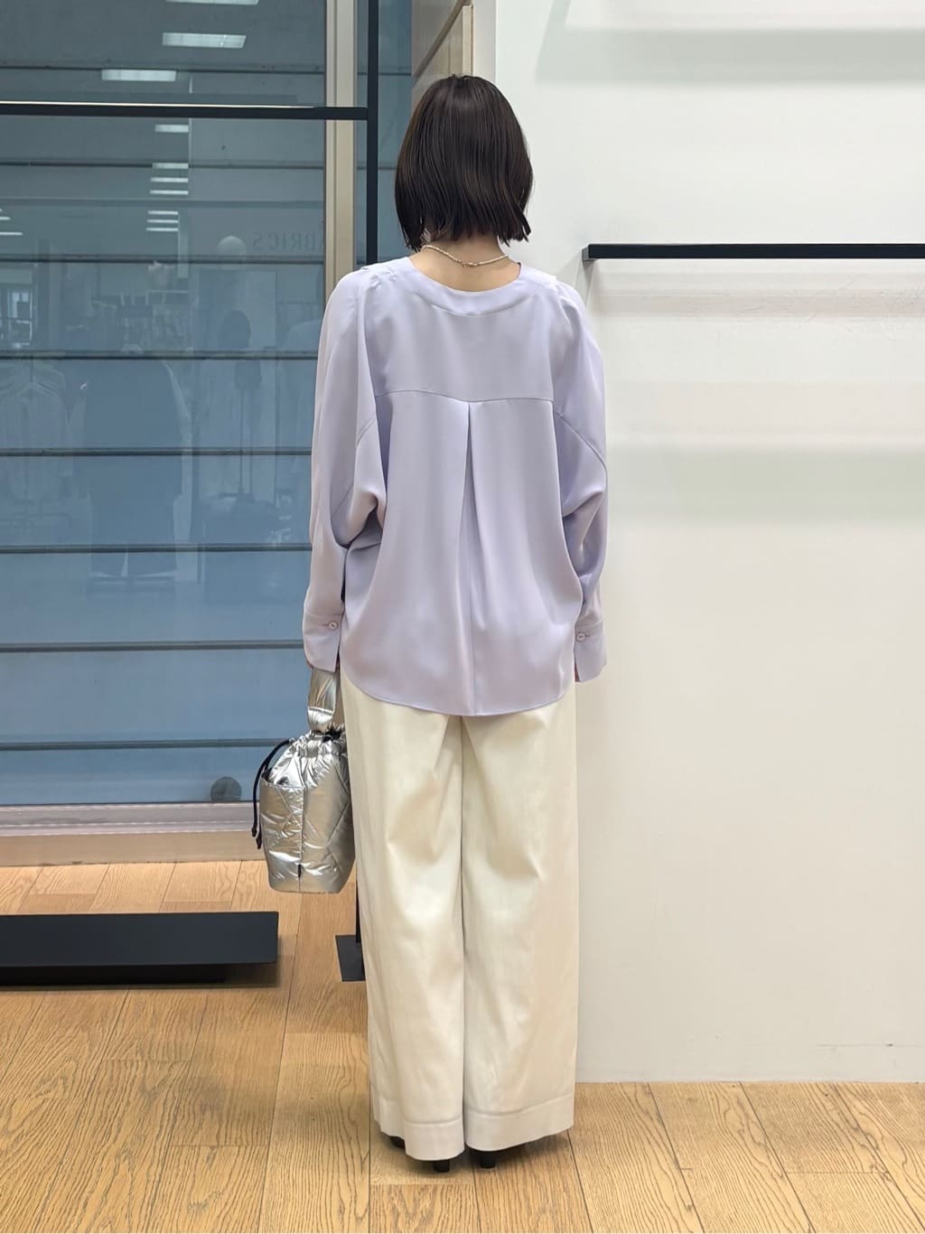 asamiさんの「INDIVI｜【洗える／UVケア／マットサテン】Vネックドルマンスリーブブラウス」を使ったコーディネート