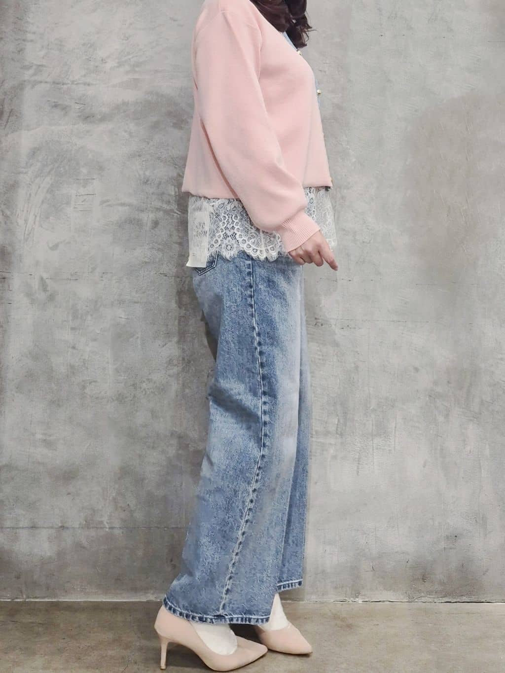 ひさえさんの「THE SHOP TK｜【羽織るだけでこなれ感を演出】デニム切替カーディガン」を使ったコーディネート