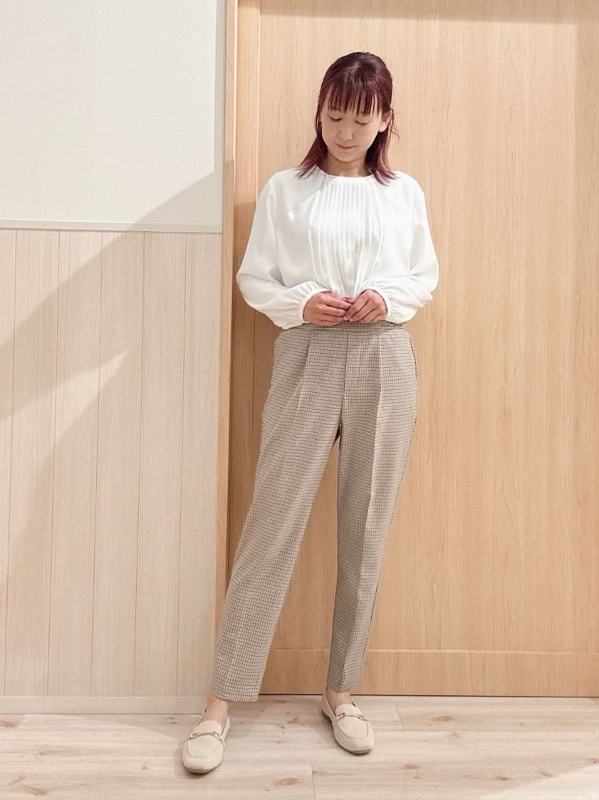 モカさんの「SHOO･LA･RUE｜【洗濯機可/S-LL】ベルト風デザインがアクセント きれい見えテーパードパンツ」を使ったコーディネート
