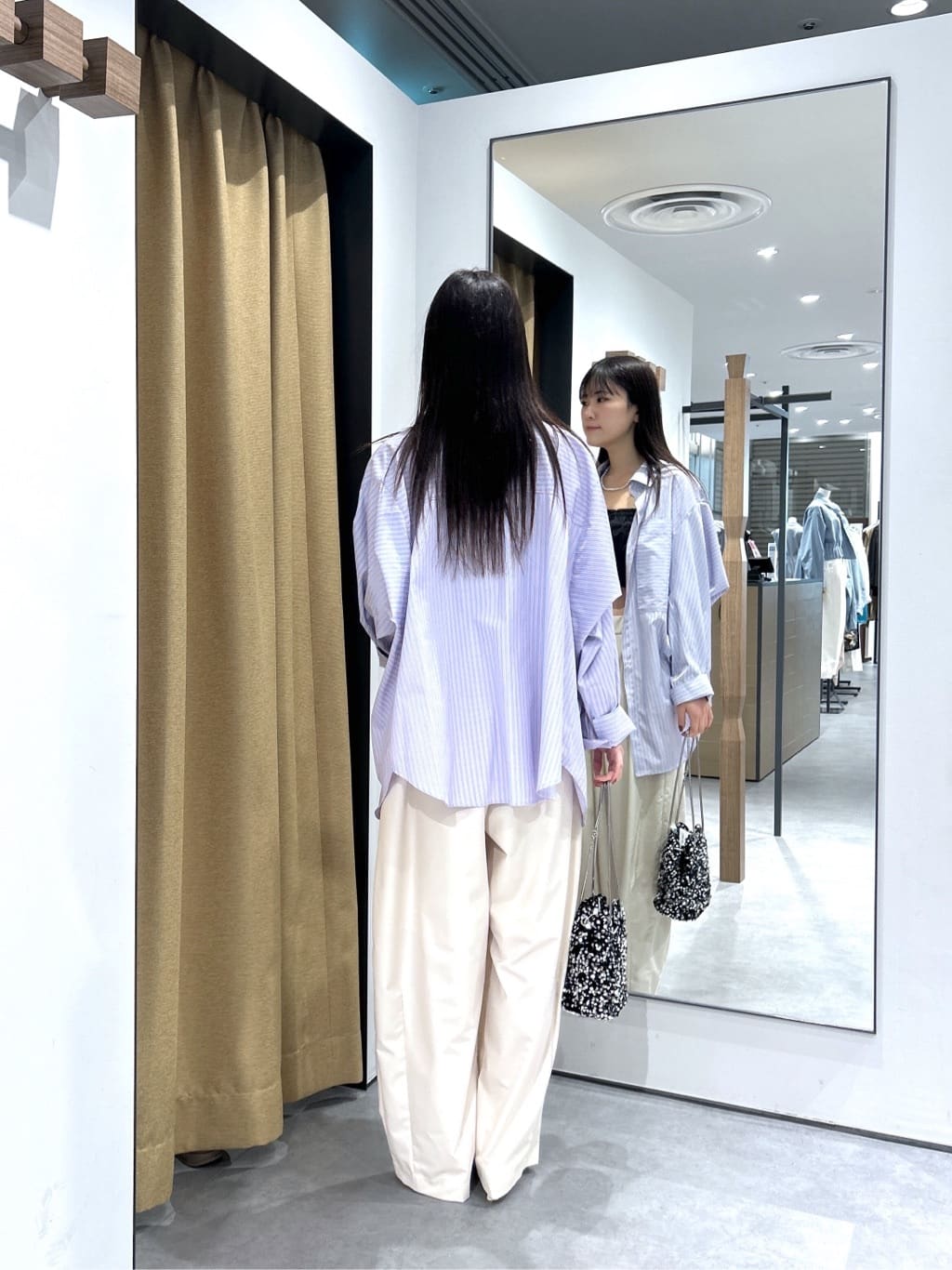Renoさんの「INDIVI｜シャーリングチューブトップ」を使ったコーディネート