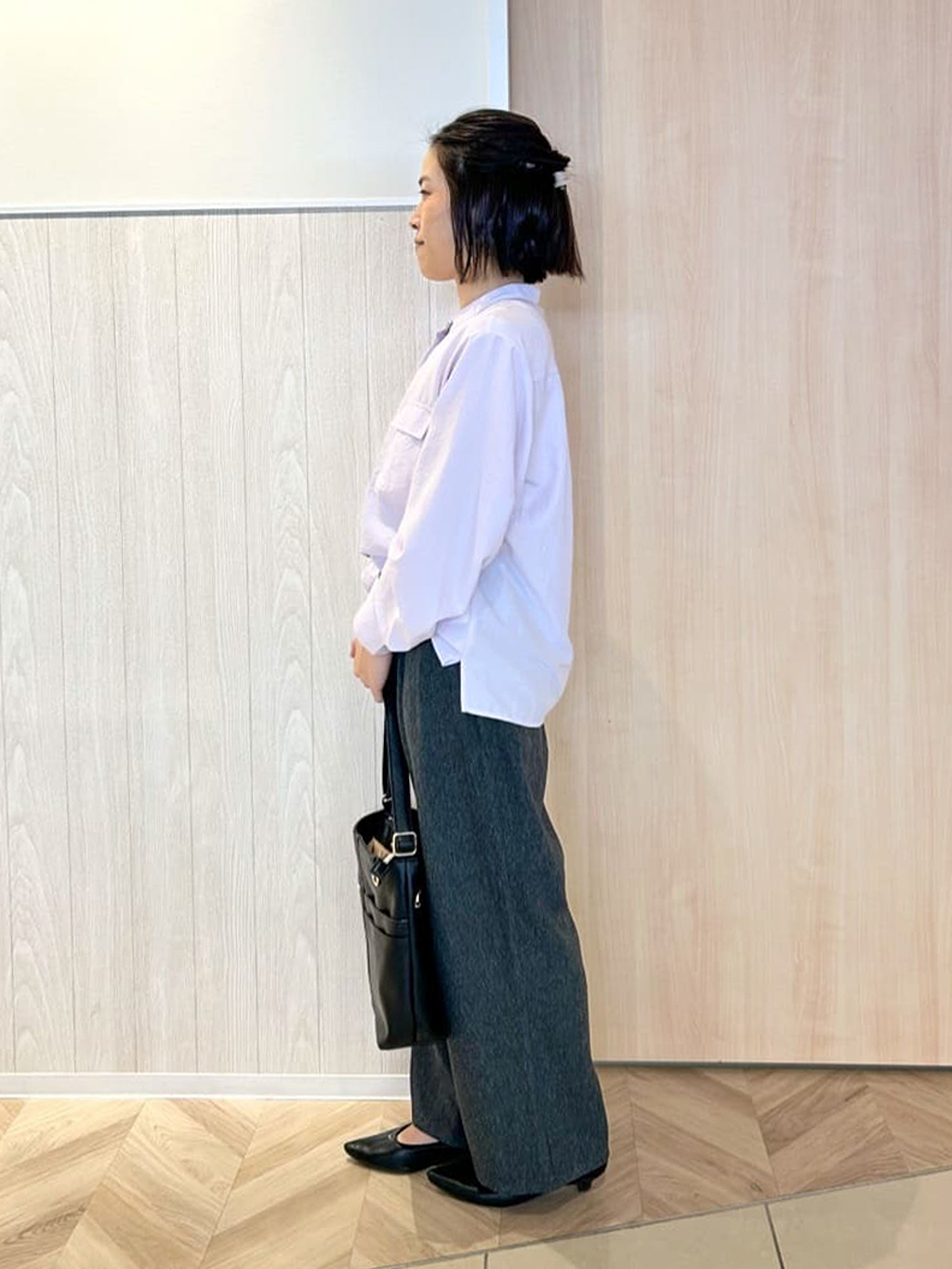 tomoさんの「SHOO･LA･RUE｜【高レビュー/S-LL】穿くだけすっきりシルエット サイドボタン付き デニム風ワイドパンツ」を使ったコーディネート