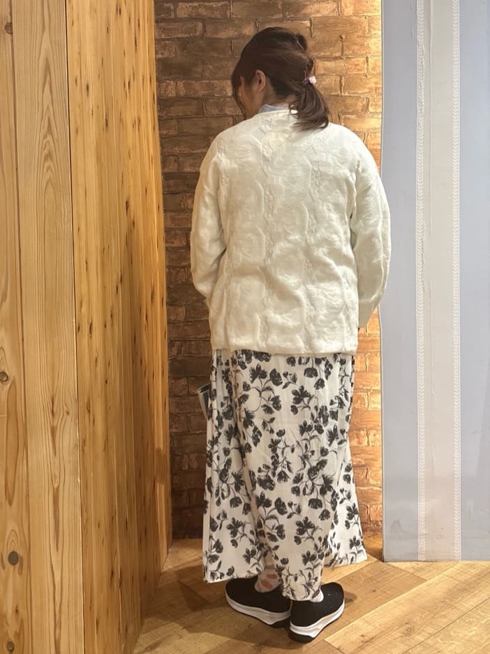 ゆかぴさんの「SHOO･LA･RUE｜【洗濯機可/S-LL】幾何柄風デザインがアクセント ゆるVネックカーディガン」を使ったコーディネート