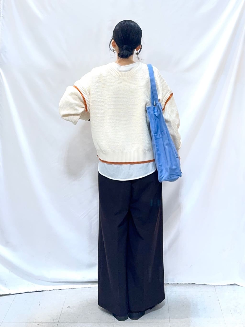 𝐇𝐢𝐫𝐨𝐦𝐢さんの「SHOO･LA･RUE｜【前後2WAY/S-LL】体型カバーもこなれ見えも叶う　ふんわりお袖の配色パイピングニット」を使ったコーディネート