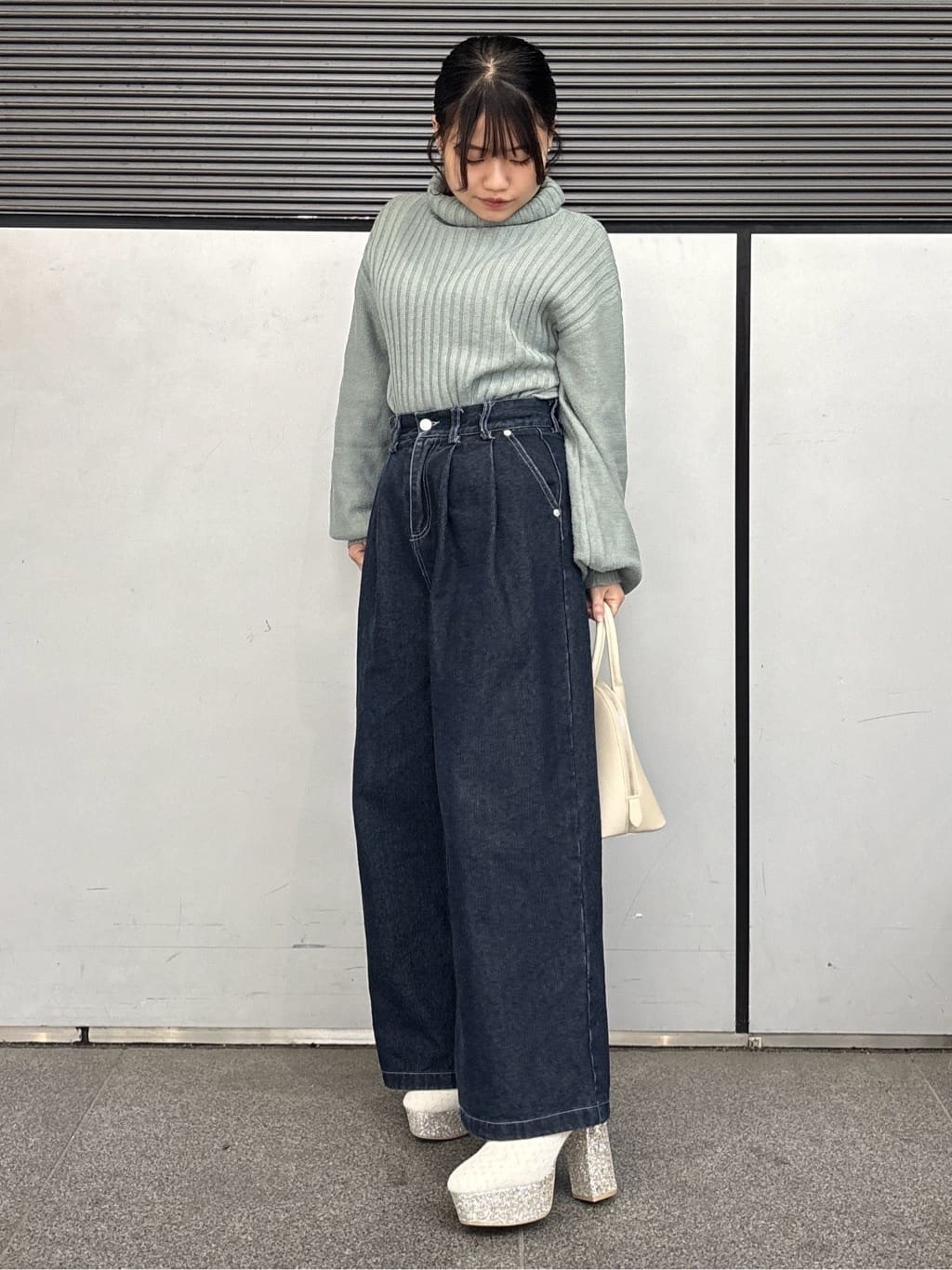まっきーさんの「ESPERANZA｜【ラク盛り/ショートブーツ】リピーター続出／脚長美脚 バックリボングリッターヒールショートブーツ」を使ったコーディネート