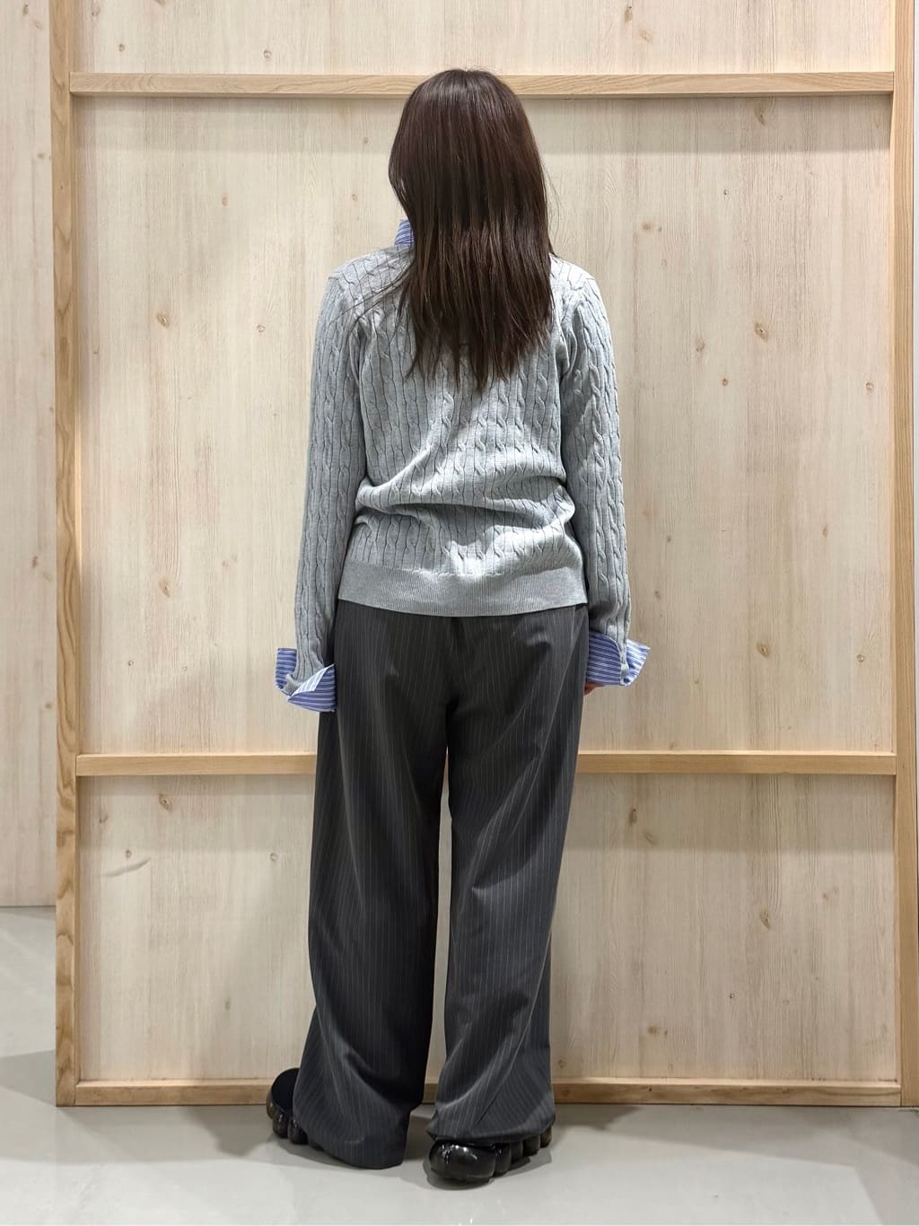 nanaさんの「THE SHOP TK｜【1枚でスタイル決まる】シャツレイヤード風 襟付ケーブルニット」を使ったコーディネート