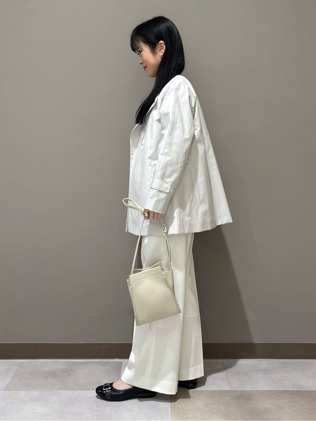 KEIKOさんの「INDIVI｜【撥水/軽量】ミドル丈 ミニマルトレンチコート」を使ったコーディネート