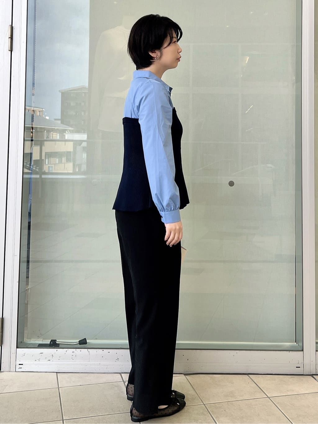 yo-koさんの「OPAQUE.CLIP｜シャツドッキングペプラムニット【洗濯機OK】」を使ったコーディネート