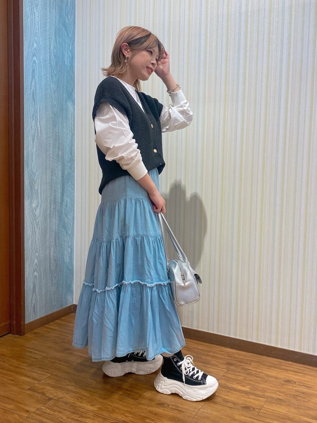 ayaさんの「SHOO･LA･RUE｜【S-LL/洗濯機可】気軽にレイヤード 前開きざっくりニットベスト」を使ったコーディネート