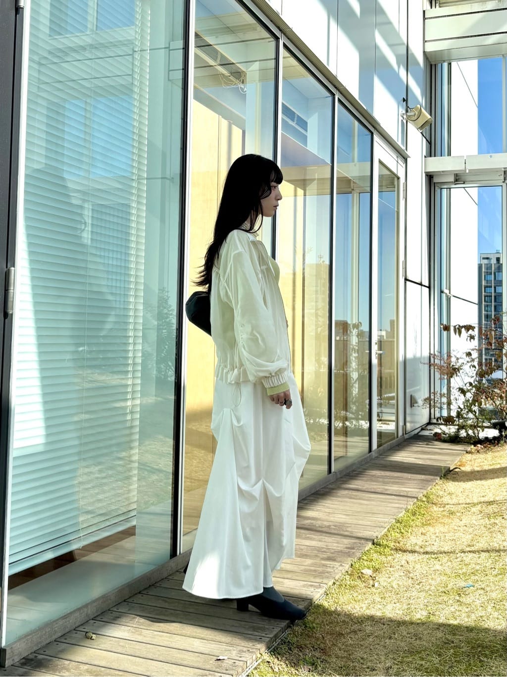 ibukiさんの「INDIVI｜オフショルスリットリブニット」を使ったコーディネート