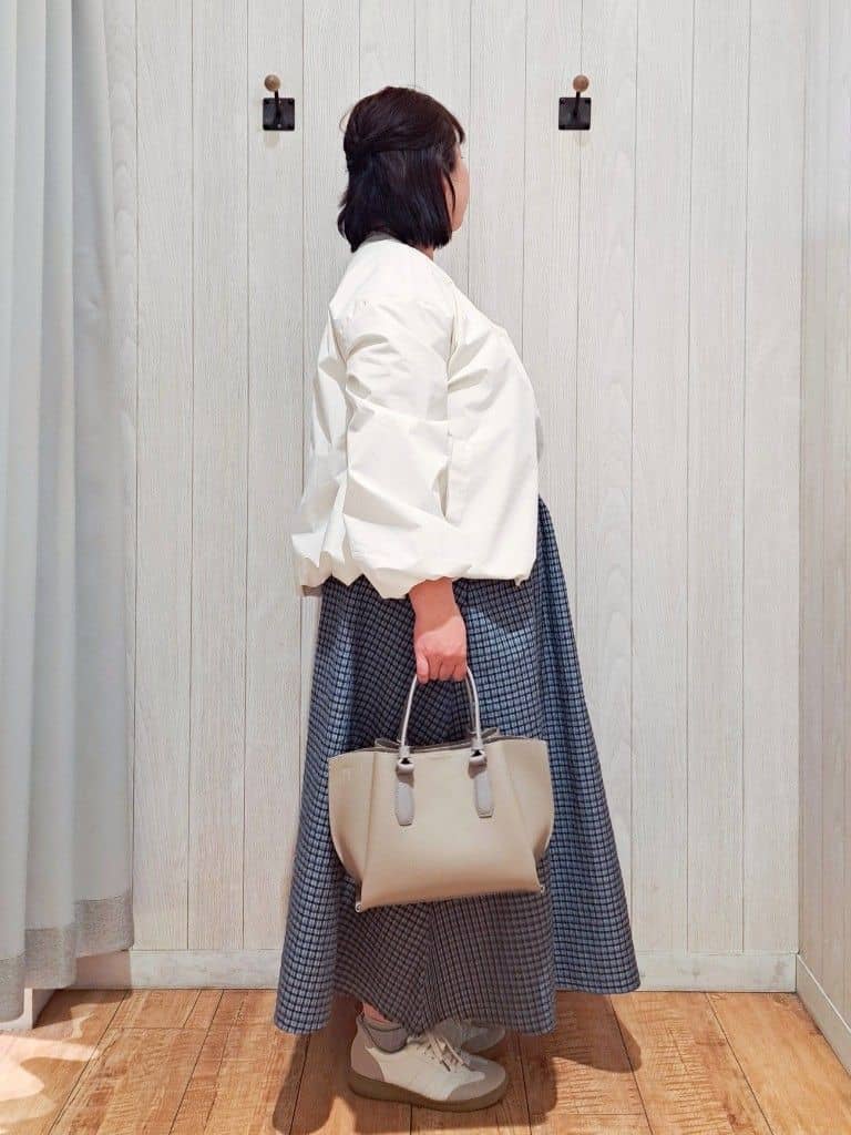 kotomiさんの「SHOO･LA･RUE｜【防風/撥水/S-LL】お顔回りすっきり見え　Vネックバルーンブルゾン」を使ったコーディネート