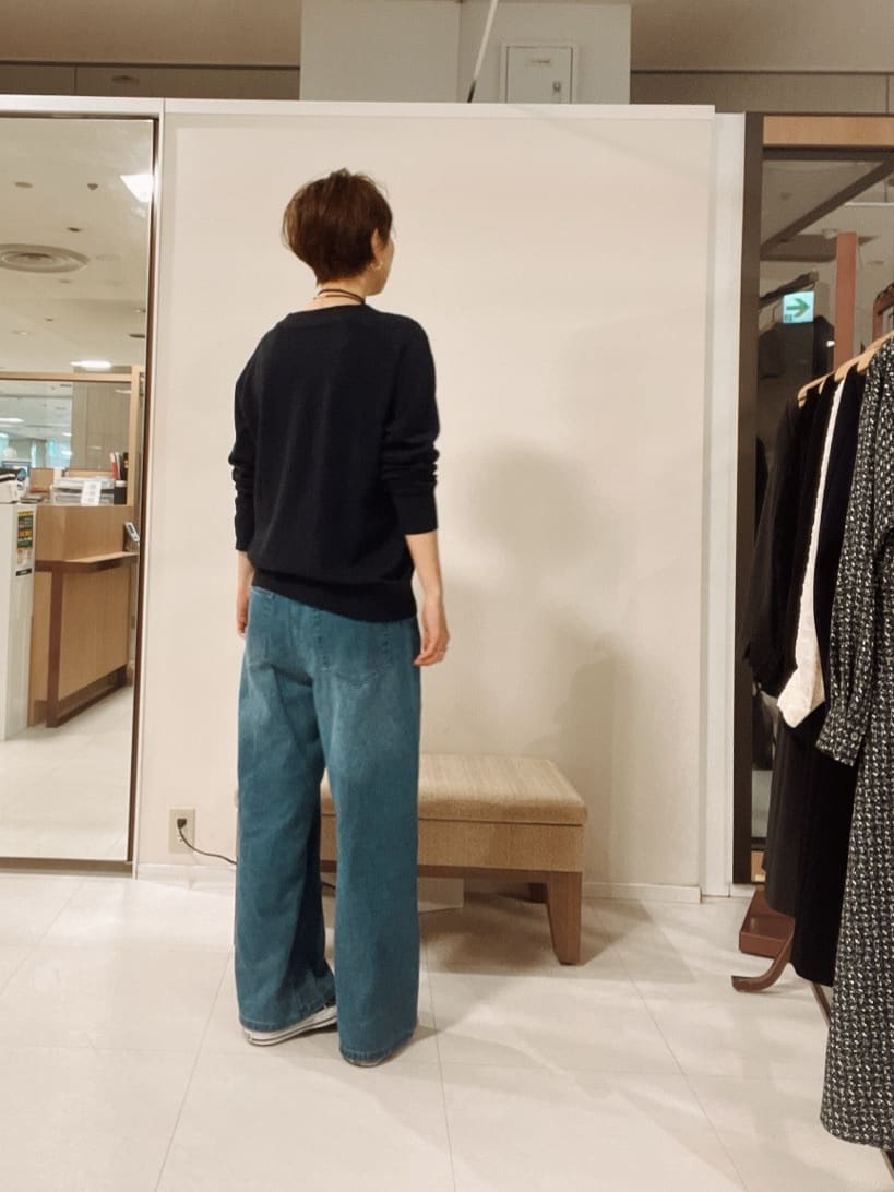 IWAMOさんの「UNTITLED｜【セットアップ可/洗える】シアーVネックカーディガン」を使ったコーディネート