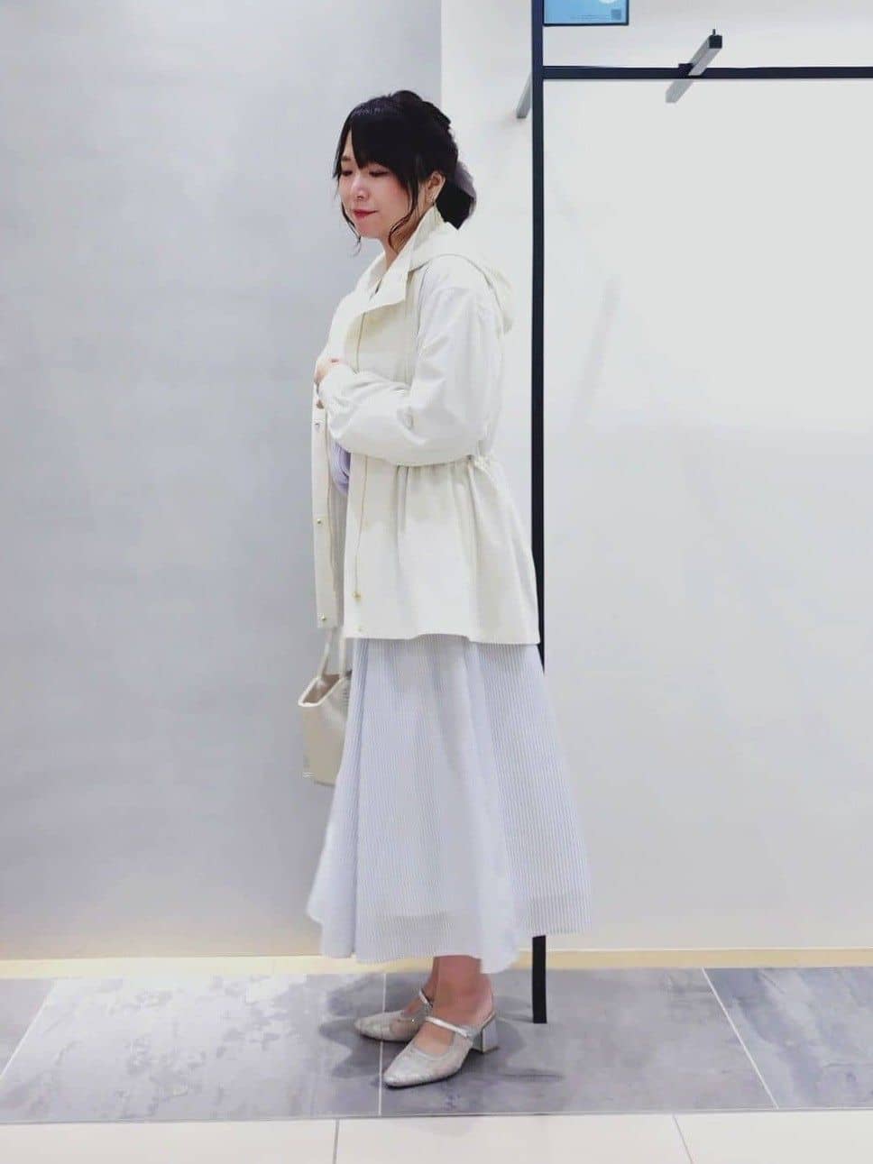 TOMOMIさんの「INDIVI｜【洗える／UVケア／マットサテン】Vネックドルマンスリーブブラウス」を使ったコーディネート