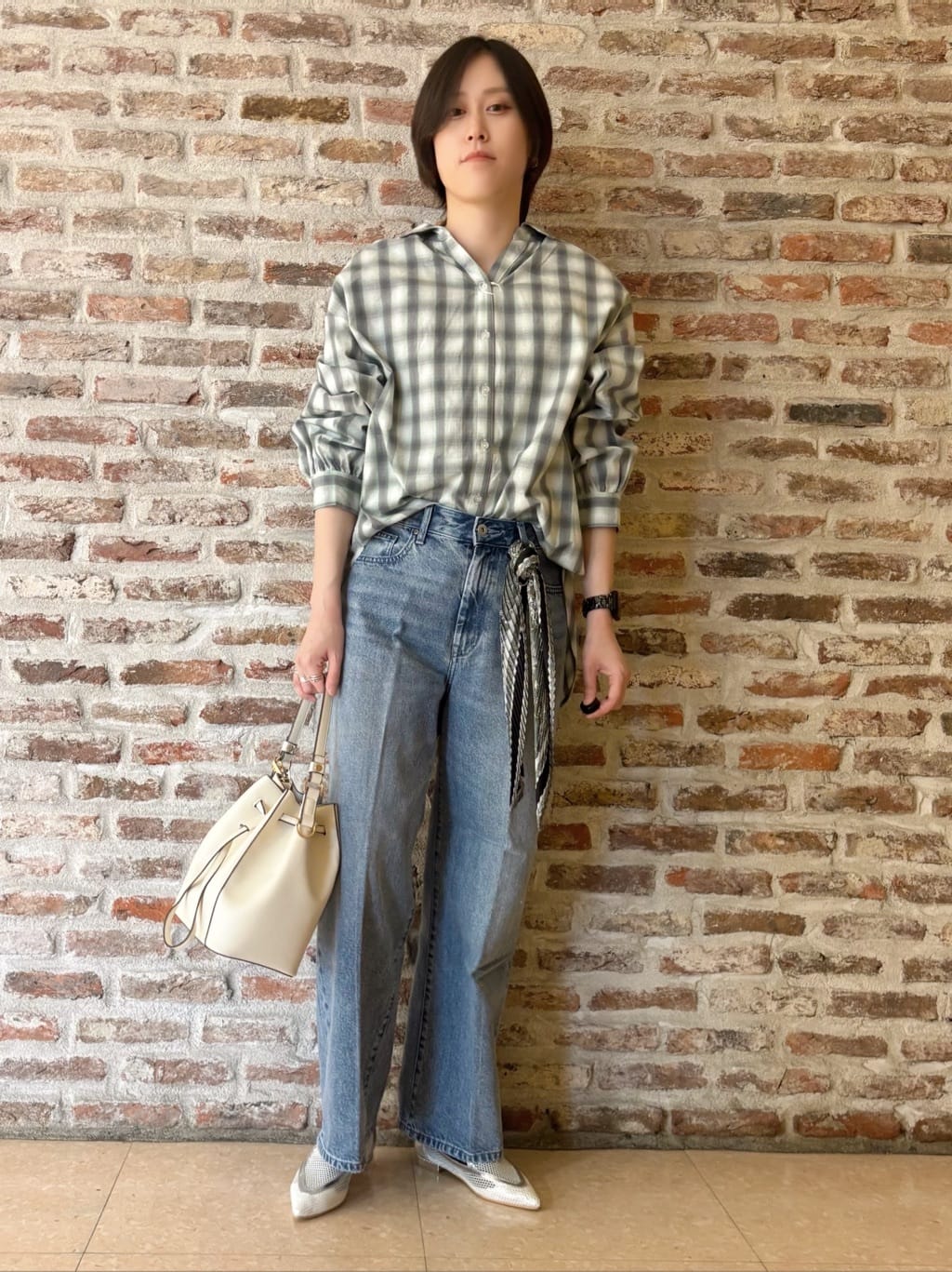 しばさんの「THE SHOP TK｜【後ろ姿もサマになる】バックシャーリングシャツ」を使ったコーディネート