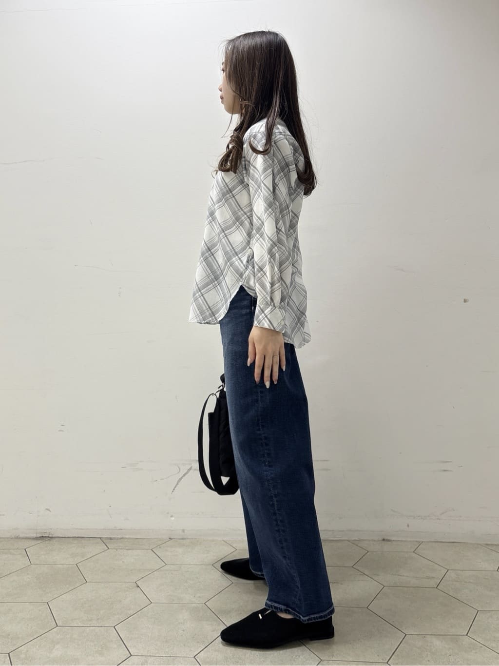 kahoさんの「INDIVI｜【2WAY／シアー】バイアスチェック柄＆無地 カシュクールシャツ」を使ったコーディネート