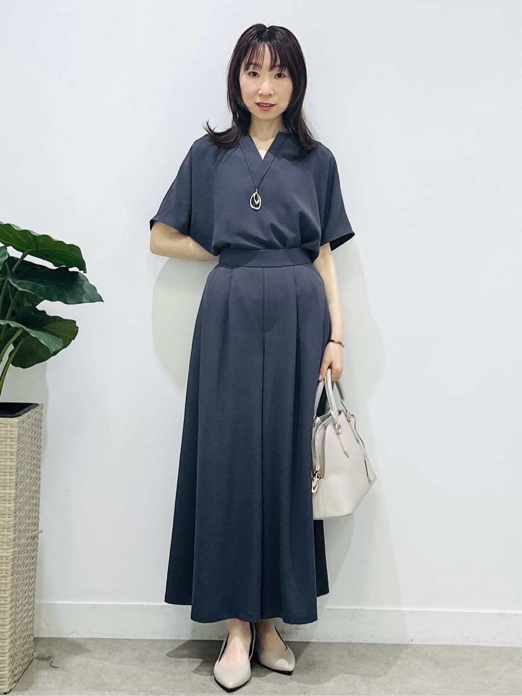 Miwaさんの「UNTITLED｜【UV/接触冷感/セットアップ可】リラクシーキーVネックブラウス」を使ったコーディネート