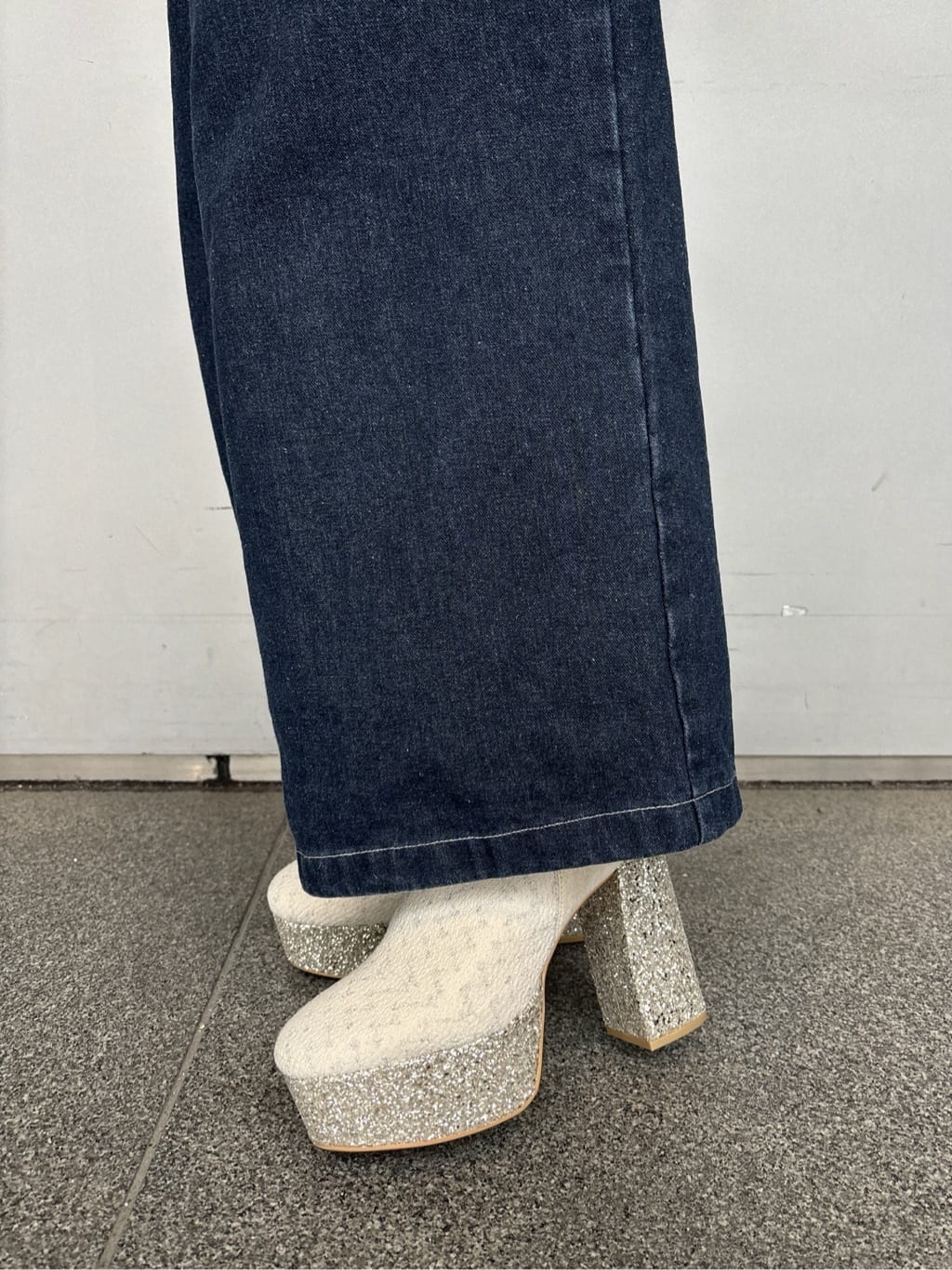 まっきーさんの「ESPERANZA｜【ラク盛り/ショートブーツ】リピーター続出／脚長美脚 バックリボングリッターヒールショートブーツ」を使ったコーディネート