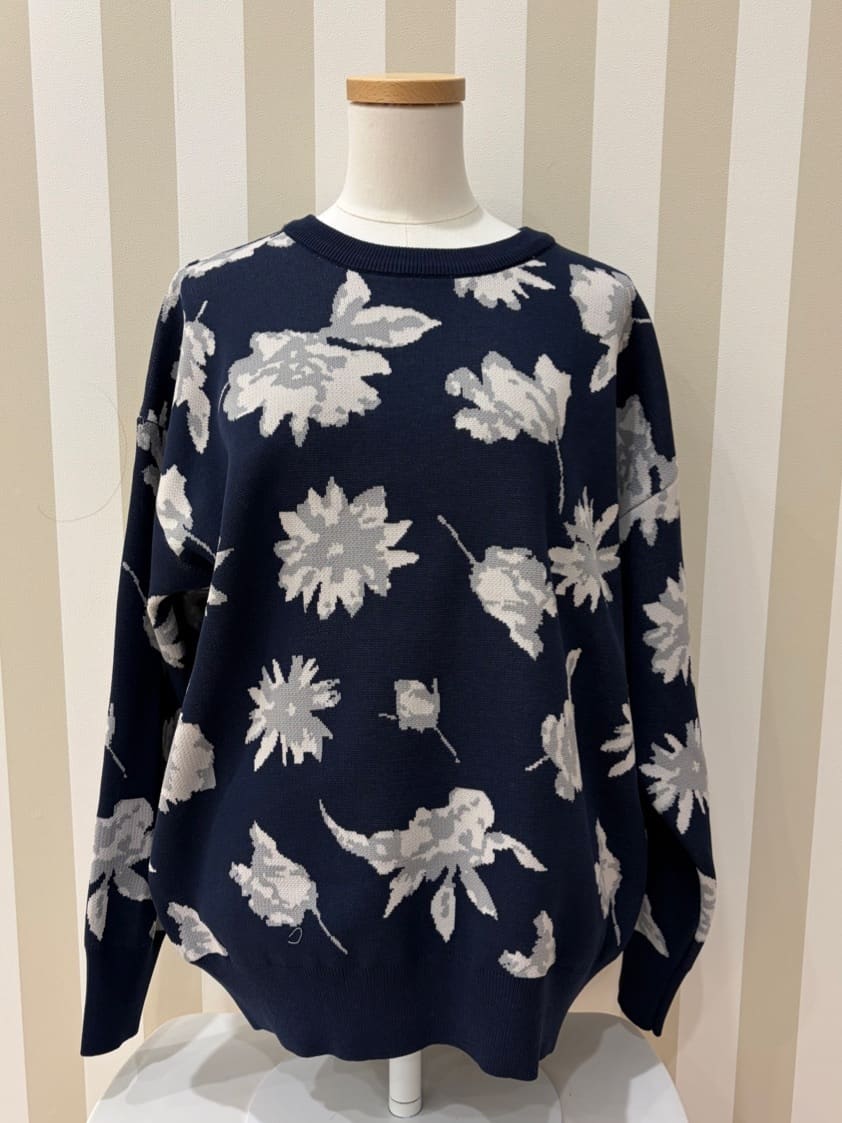 ゆうゆうさんの「SHOO･LA･RUE｜【洗濯機可/S-LL】ゆるシルエット 甘すぎない　大人の花柄もちもちニット」を使ったコーディネート