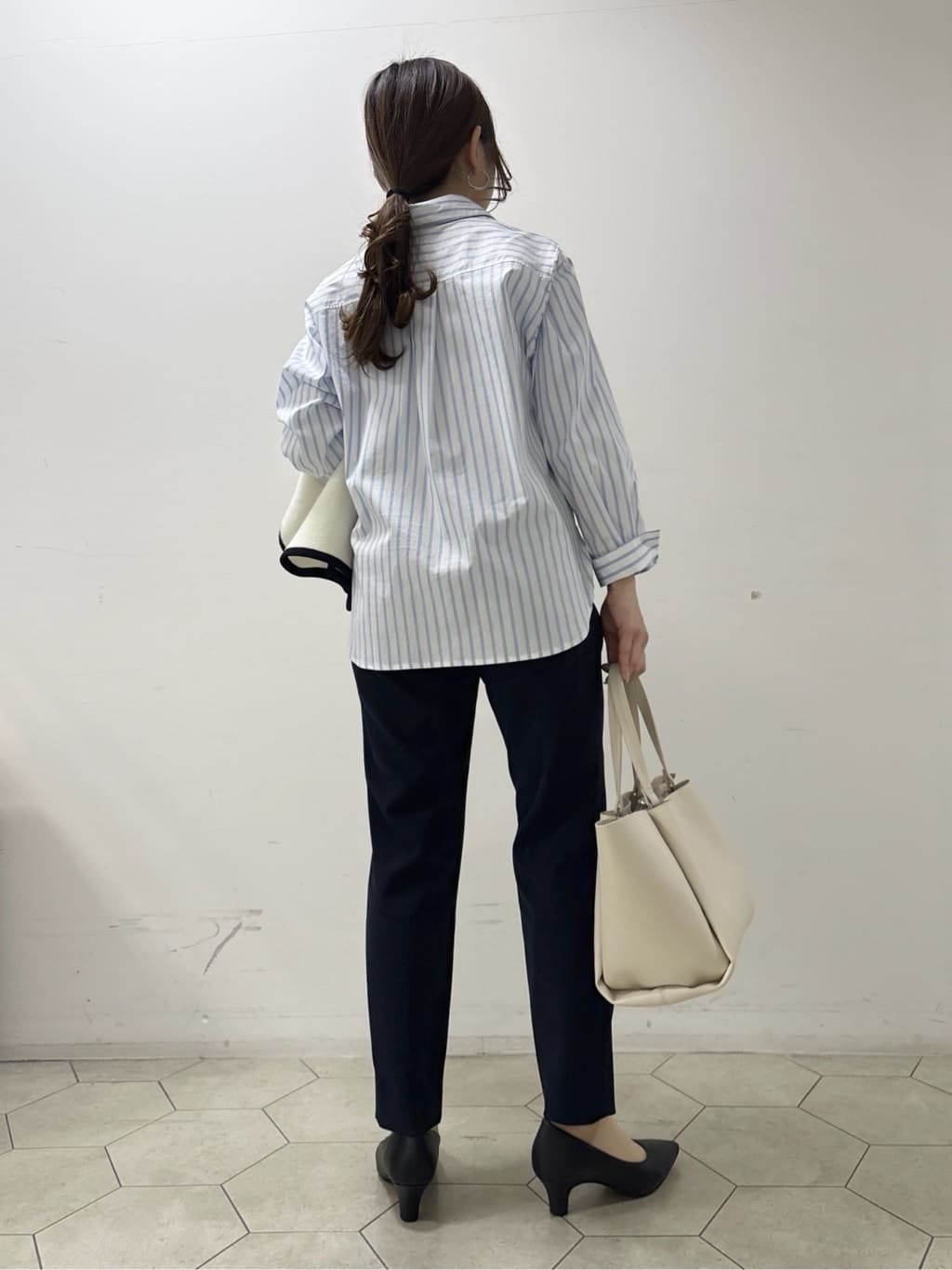 kahoさんの「INDIVI｜【褒められパンツ／高ストレッチ】タックテーパードパンツ」を使ったコーディネート